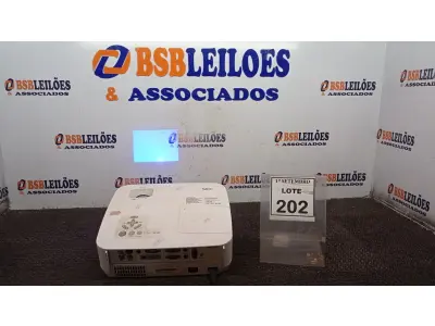 LOTE 202 - 01 PROJETOR COM CABOS MARCA NEC. (NO ESTADO) ATENÇÃO! FAZER A VISITAÇÃO ANTES DE ARREMATAR, NÃO SABEMOS SE FUNCIONA, LEILÃO NÃO TEM GARANTIA E NEM DEVOLUÇÃO, SUJEITO A POSSÍVEIS AVARIAS VISÍVEIS/OCULTAS E/OU AUSÊNCIA DE COMPONENTES