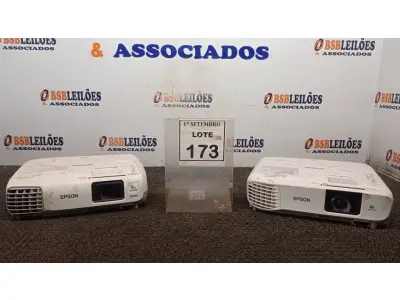 LOTE 173 - 02 PROJETORES MARCA EPSON. (NO ESTADO) ATENÇÃO! FAZER A VISITAÇÃO ANTES DE ARREMATAR, NÃO SABEMOS SE FUNCIONA, LEILÃO NÃO TEM GARANTIA E NEM DEVOLUÇÃO, SUJEITO A POSSÍVEIS AVARIAS VISÍVEIS/OCULTAS E/OU AUSÊNCIA DE COMPONENTES