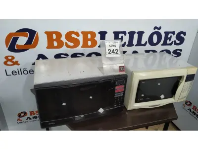 LOTE 242 - 02 MICRO-ONDAS. (NO ESTADO) ATENÇÃO! FAZER A VISITAÇÃO ANTES DE ARREMATAR, NÃO SABEMOS SE FUNCIONA, LEILÃO NÃO TEM GARANTIA E NEM DEVOLUÇÃO, SUJEITO A POSSÍVEIS AVARIAS VISÍVEIS/OCULTAS E/OU AUSÊNCIA DE COMPONENTES