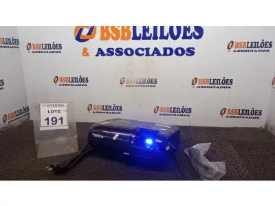 LOTE 191 - 01 PROJETOR COM CABOS MARCA EPSON. (NO ESTADO) ATENÇÃO! FAZER A VISITAÇÃO ANTES DE ARREMATAR, NÃO SABEMOS SE FUNCIONA, LEILÃO NÃO TEM GARANTIA E NEM DEVOLUÇÃO, SUJEITO A POSSÍVEIS AVARIAS VISÍVEIS/OCULTAS E/OU AUSÊNCIA DE COMPONENTES