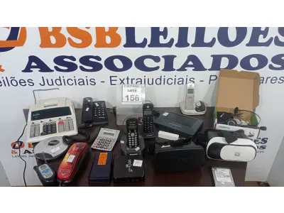 LOTE 158 - 01 LOTE COM VÁRIOS APARELHOS DE TELEFONE, CALCULADORAS E ÓCULOS VR. (NO ESTADO) ATENÇÃO! FAZER A VISITAÇÃO ANTES DE ARREMATAR, NÃO SABEMOS SE FUNCIONA, LEILÃO NÃO TEM GARANTIA E NEM DEVOLUÇÃO, SUJEITO A POSSÍVEIS AVARIAS VISÍVEIS/OCULTAS E/OU AUSÊNCIA DE COMPONENTES.