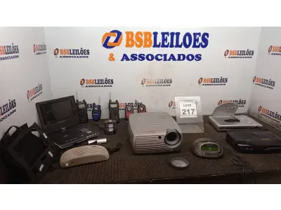 LOTE 217 - 01 DVD PORTÁTIL MARCA POWERPACK, 01 PROJETOR MULTIMIDIA MODELO SCREEN PLAY 4805 MARCA INFOCUS 05 RÁDIOS COMUNICADORES, 02 RELÓGIOS/RADIO, 02 CAIXINHAS DE SOM E 01 AMPLIFICADOR DE VOZ INCOMPLETO E 01 APARELHO DE DVD. (NO ESTADO) ATENÇÃO! FAZER A VISITAÇÃO ANTES DE ARREMATAR, NÃO SABEMOS SE FUNCIONA, LEILÃO NÃO TEM GARANTIA E NEM DEVOLUÇÃO, SUJEITO A POSSÍVEIS AVARIAS VISÍVEIS/OCULTAS E/OU AUSÊNCIA DE COMPONENTES