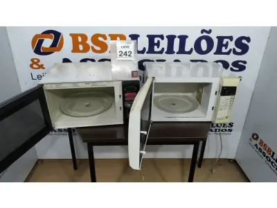 LOTE 242 - 02 MICRO-ONDAS. (NO ESTADO) ATENÇÃO! FAZER A VISITAÇÃO ANTES DE ARREMATAR, NÃO SABEMOS SE FUNCIONA, LEILÃO NÃO TEM GARANTIA E NEM DEVOLUÇÃO, SUJEITO A POSSÍVEIS AVARIAS VISÍVEIS/OCULTAS E/OU AUSÊNCIA DE COMPONENTES
