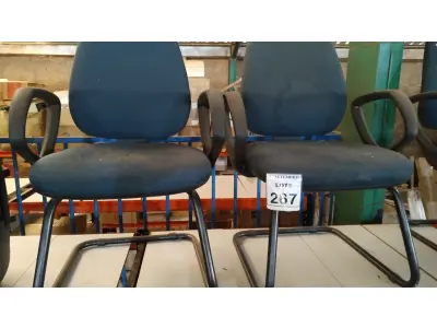 LOTE 267 - 02 CADEIRAS EXECUTIVAS COM PÉS FIXOS. (NO ESTADO) ATENÇÃO! FAZER A VISITAÇÃO ANTES DE ARREMATAR, NÃO SABEMOS SE FUNCIONA, LEILÃO NÃO TEM GARANTIA E NEM DEVOLUÇÃO, SUJEITO A POSSÍVEIS AVARIAS VISÍVEIS/OCULTAS E/OU AUSÊNCIA DE COMPONENTES.