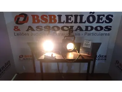 LOTE 151 - 02 REFLETORES DE PALCO. (NO ESTADO) ATENÇÃO! FAZER A VISITAÇÃO ANTES DE ARREMATAR, NÃO SABEMOS SE FUNCIONA, LEILÃO NÃO TEM GARANTIA E NEM DEVOLUÇÃO, SUJEITO A POSSÍVEIS AVARIAS VISÍVEIS/OCULTAS E/OU AUSÊNCIA DE COMPONENTES.