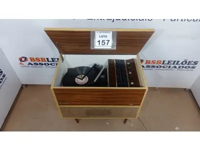 LOTE 157 - 01 VITROLA ORIGINAL DENISON VINIL AM-FM FUNCIONAL. (NO ESTADO) ATENÇÃO! FAZER A VISITAÇÃO ANTES DE ARREMATAR, NÃO SABEMOS SE FUNCIONA, LEILÃO NÃO TEM GARANTIA E NEM DEVOLUÇÃO, SUJEITO A POSSÍVEIS AVARIAS VISÍVEIS/OCULTAS E/OU AUSÊNCIA DE COMPONENTES.