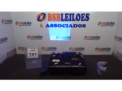LOTE 191 - 01 PROJETOR COM CABOS MARCA EPSON. (NO ESTADO) ATENÇÃO! FAZER A VISITAÇÃO ANTES DE ARREMATAR, NÃO SABEMOS SE FUNCIONA, LEILÃO NÃO TEM GARANTIA E NEM DEVOLUÇÃO, SUJEITO A POSSÍVEIS AVARIAS VISÍVEIS/OCULTAS E/OU AUSÊNCIA DE COMPONENTES