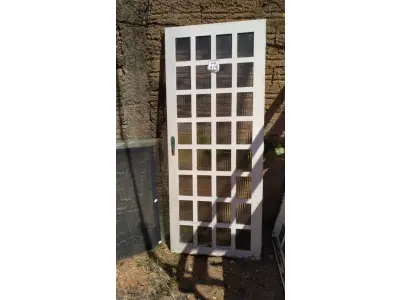 LOTE 476 - 01 PORTA DE FERRO COM VIDRO 2,20X0,90. (NO ESTADO) ATENÇÃO! FAZER A VISITAÇÃO ANTES DE ARREMATAR, NÃO SABEMOS SE FUNCIONA, LEILÃO NÃO TEM GARANTIA E NEM DEVOLUÇÃO, SUJEITO A POSSÍVEIS AVARIAS VISÍVEIS/OCULTAS E/OU AUSÊNCIA DE COMPONENTES.
