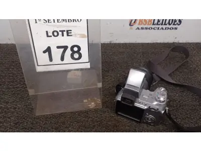LOTE 178 - 01 CÂMERA DIGITAL SONY. (NO ESTADO) ATENÇÃO! FAZER A VISITAÇÃO ANTES DE ARREMATAR, NÃO SABEMOS SE FUNCIONA, LEILÃO NÃO TEM GARANTIA E NEM DEVOLUÇÃO, SUJEITO A POSSÍVEIS AVARIAS VISÍVEIS/OCULTAS E/OU AUSÊNCIA DE COMPONENTES
