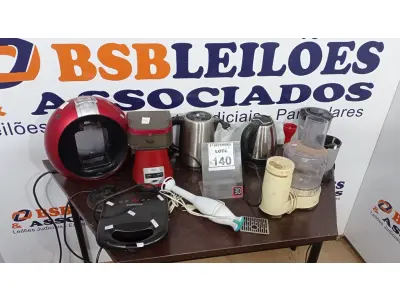 LOTE 140 - 02 GARRAFAS TÉRMICAS, 02 MOTORES DE LIQUIDIFICADOR, 01 COPO DE LIQUIDIFICADOR 01 SANDUICHEIRA, 01 CAFETEIRA, 01 MULTIPROCESSADOR E 01 MIXER. (NO ESTADO) ATENÇÃO! FAZER A VISITAÇÃO ANTES DE ARREMATAR, NÃO SABEMOS SE FUNCIONA, LEILÃO NÃO TEM GARANTIA E NEM DEVOLUÇÃO, SUJEITO A POSSÍVEIS AVARIAS VISÍVEIS/OCULTAS E/OU AUSÊNCIA DE COMPONENTES.