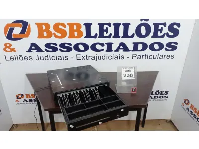 LOTE 238 - 01 GAVETA DE DINHEIRO. (NO ESTADO) ATENÇÃO! FAZER A VISITAÇÃO ANTES DE ARREMATAR, NÃO SABEMOS SE FUNCIONA, LEILÃO NÃO TEM GARANTIA E NEM DEVOLUÇÃO, SUJEITO A POSSÍVEIS AVARIAS VISÍVEIS/OCULTAS E/OU AUSÊNCIA DE COMPONENTES.