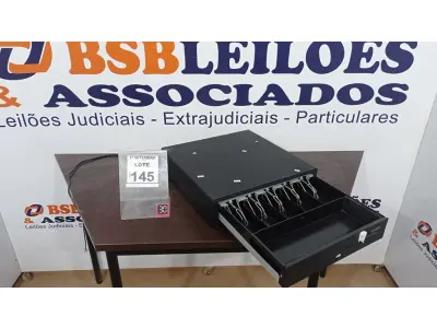 LOTE 145 - 01 GAVETA DE DINHEIRO. (NO ESTADO) ATENÇÃO! FAZER A VISITAÇÃO ANTES DE ARREMATAR, NÃO SABEMOS SE FUNCIONA, LEILÃO NÃO TEM GARANTIA E NEM DEVOLUÇÃO, SUJEITO A POSSÍVEIS AVARIAS VISÍVEIS/OCULTAS E/OU AUSÊNCIA DE COMPONENTES.
