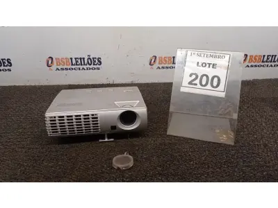 LOTE 200 - 01 PROJETOR MARCA LG. (NO ESTADO) ATENÇÃO! FAZER A VISITAÇÃO ANTES DE ARREMATAR, NÃO SABEMOS SE FUNCIONA, LEILÃO NÃO TEM GARANTIA E NEM DEVOLUÇÃO, SUJEITO A POSSÍVEIS AVARIAS VISÍVEIS/OCULTAS E/OU AUSÊNCIA DE COMPONENTES