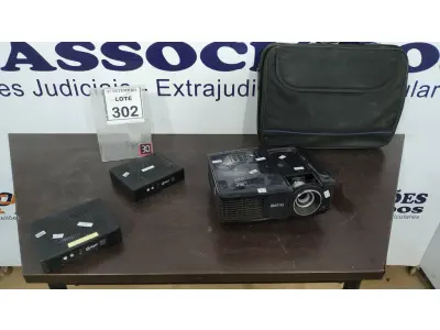 LOTE 302 - 01 PROJETOR MARCA BENQ, 02 MINIS PC MARCA INIT E 01 MALETA. (NO ESTADO) ATENÇÃO! FAZER A VISITAÇÃO ANTES DE ARREMATAR, NÃO SABEMOS SE FUNCIONA, LEILÃO NÃO TEM GARANTIA E NEM DEVOLUÇÃO, SUJEITO A POSSÍVEIS AVARIAS VISÍVEIS/OCULTAS E/OU AUSÊNCIA DE COMPONENTES.