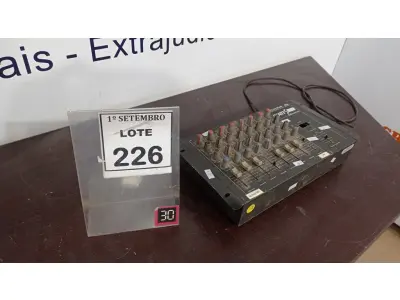 LOTE 226 - 01 MESA DE SOM MXM 8. (NO ESTADO) ATENÇÃO! FAZER A VISITAÇÃO ANTES DE ARREMATAR, NÃO SABEMOS SE FUNCIONA, LEILÃO NÃO TEM GARANTIA E NEM DEVOLUÇÃO, SUJEITO A POSSÍVEIS AVARIAS VISÍVEIS/OCULTAS E/OU AUSÊNCIA DE COMPONENTES