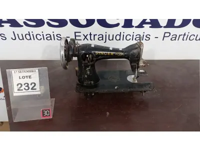 LOTE 232 - 01 MÁQUINA DE COSTURA MARCA SINGER. (NO ESTADO) ATENÇÃO! FAZER A VISITAÇÃO ANTES DE ARREMATAR, NÃO SABEMOS SE FUNCIONA, LEILÃO NÃO TEM GARANTIA E NEM DEVOLUÇÃO, SUJEITO A POSSÍVEIS AVARIAS VISÍVEIS/OCULTAS E/OU AUSÊNCIA DE COMPONENTES