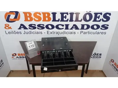 LOTE 110 - 01 GAVETA DE DINHEIRO. (NO ESTADO) ATENÇÃO! FAZER A VISITAÇÃO ANTES DE ARREMATAR, NÃO SABEMOS SE FUNCIONA, LEILÃO NÃO TEM GARANTIA E NEM DEVOLUÇÃO, SUJEITO A POSSÍVEIS AVARIAS VISÍVEIS/OCULTAS E/OU AUSÊNCIA DE COMPONENTES.