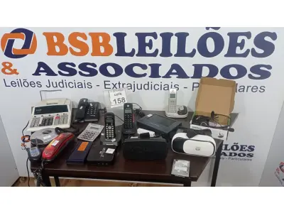LOTE 158 - 01 LOTE COM VÁRIOS APARELHOS DE TELEFONE, CALCULADORAS E ÓCULOS VR. (NO ESTADO) ATENÇÃO! FAZER A VISITAÇÃO ANTES DE ARREMATAR, NÃO SABEMOS SE FUNCIONA, LEILÃO NÃO TEM GARANTIA E NEM DEVOLUÇÃO, SUJEITO A POSSÍVEIS AVARIAS VISÍVEIS/OCULTAS E/OU AUSÊNCIA DE COMPONENTES.
