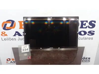 LOTE 234 - 01 TV LCD 40’ MARCA SAMSUNG. (NO ESTADO) ATENÇÃO! FAZER A VISITAÇÃO ANTES DE ARREMATAR, NÃO SABEMOS SE FUNCIONA, LEILÃO NÃO TEM GARANTIA E NEM DEVOLUÇÃO, SUJEITO A POSSÍVEIS AVARIAS VISÍVEIS/OCULTAS E/OU AUSÊNCIA DE COMPONENTES