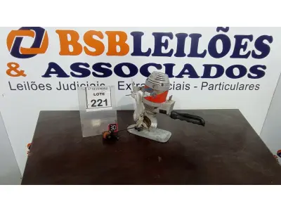 LOTE 221 - 01 MÁQUINA DE CORTAR TECIDO. (NO ESTADO) ATENÇÃO! FAZER A VISITAÇÃO ANTES DE ARREMATAR, NÃO SABEMOS SE FUNCIONA, LEILÃO NÃO TEM GARANTIA E NEM DEVOLUÇÃO, SUJEITO A POSSÍVEIS AVARIAS VISÍVEIS/OCULTAS E/OU AUSÊNCIA DE COMPONENTES.