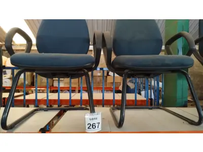 LOTE 267 - 02 CADEIRAS EXECUTIVAS COM PÉS FIXOS. (NO ESTADO) ATENÇÃO! FAZER A VISITAÇÃO ANTES DE ARREMATAR, NÃO SABEMOS SE FUNCIONA, LEILÃO NÃO TEM GARANTIA E NEM DEVOLUÇÃO, SUJEITO A POSSÍVEIS AVARIAS VISÍVEIS/OCULTAS E/OU AUSÊNCIA DE COMPONENTES.