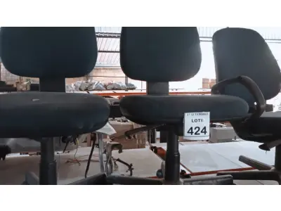 LOTE 424 - 03 CADEIRAS EXECUTIVAS COM RODINHAS. (NO ESTADO) ATENÇÃO! FAZER A VISITAÇÃO ANTES DE ARREMATAR, NÃO SABEMOS SE FUNCIONA, LEILÃO NÃO TEM GARANTIA E NEM DEVOLUÇÃO, SUJEITO A POSSÍVEIS AVARIAS VISÍVEIS/OCULTAS E/OU AUSÊNCIA DE COMPONENTES.