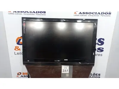 LOTE 237 - 01 TV LCD 52’’. (NO ESTADO) ATENÇÃO! FAZER A VISITAÇÃO ANTES DE ARREMATAR, NÃO SABEMOS SE FUNCIONA, LEILÃO NÃO TEM GARANTIA E NEM DEVOLUÇÃO, SUJEITO A POSSÍVEIS AVARIAS VISÍVEIS/OCULTAS E/OU AUSÊNCIA DE COMPONENTES