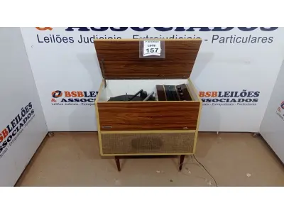 LOTE 157 - 01 VITROLA ORIGINAL DENISON VINIL AM-FM FUNCIONAL. (NO ESTADO) ATENÇÃO! FAZER A VISITAÇÃO ANTES DE ARREMATAR, NÃO SABEMOS SE FUNCIONA, LEILÃO NÃO TEM GARANTIA E NEM DEVOLUÇÃO, SUJEITO A POSSÍVEIS AVARIAS VISÍVEIS/OCULTAS E/OU AUSÊNCIA DE COMPONENTES.