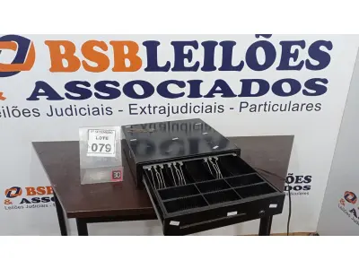 LOTE 079 - 01 GAVETA DE DINHEIRO. (NO ESTADO) ATENÇÃO! FAZER A VISITAÇÃO ANTES DE ARREMATAR, NÃO SABEMOS SE FUNCIONA, LEILÃO NÃO TEM GARANTIA E NEM DEVOLUÇÃO, SUJEITO A POSSÍVEIS AVARIAS VISÍVEIS/OCULTAS E/OU AUSÊNCIA DE COMPONENTES.