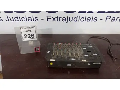 LOTE 226 - 01 MESA DE SOM MXM 8. (NO ESTADO) ATENÇÃO! FAZER A VISITAÇÃO ANTES DE ARREMATAR, NÃO SABEMOS SE FUNCIONA, LEILÃO NÃO TEM GARANTIA E NEM DEVOLUÇÃO, SUJEITO A POSSÍVEIS AVARIAS VISÍVEIS/OCULTAS E/OU AUSÊNCIA DE COMPONENTES