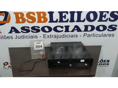 LOTE 304 - 01 GAVETA DE DINHEIRO. (NO ESTADO) ATENÇÃO! FAZER A VISITAÇÃO ANTES DE ARREMATAR, NÃO SABEMOS SE FUNCIONA, LEILÃO NÃO TEM GARANTIA E NEM DEVOLUÇÃO, SUJEITO A POSSÍVEIS AVARIAS VISÍVEIS/OCULTAS E/OU AUSÊNCIA DE COMPONENTES.