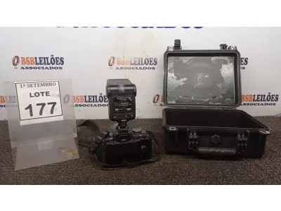 LOTE 177 - 01 CÂMERA NIKON D300 COM FLASH E CASE. (NO ESTADO) ATENÇÃO! FAZER A VISITAÇÃO ANTES DE ARREMATAR, NÃO SABEMOS SE FUNCIONA, LEILÃO NÃO TEM GARANTIA E NEM DEVOLUÇÃO, SUJEITO A POSSÍVEIS AVARIAS VISÍVEIS/OCULTAS E/OU AUSÊNCIA DE COMPONENTES