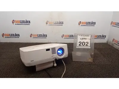 LOTE 202 - 01 PROJETOR COM CABOS MARCA NEC. (NO ESTADO) ATENÇÃO! FAZER A VISITAÇÃO ANTES DE ARREMATAR, NÃO SABEMOS SE FUNCIONA, LEILÃO NÃO TEM GARANTIA E NEM DEVOLUÇÃO, SUJEITO A POSSÍVEIS AVARIAS VISÍVEIS/OCULTAS E/OU AUSÊNCIA DE COMPONENTES