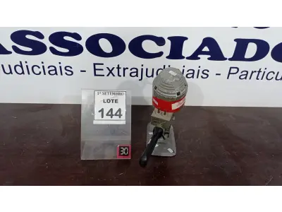 LOTE 144 - 01 MÁQUINA DE CORTAR TECIDO. (NO ESTADO) ATENÇÃO! FAZER A VISITAÇÃO ANTES DE ARREMATAR, NÃO SABEMOS SE FUNCIONA, LEILÃO NÃO TEM GARANTIA E NEM DEVOLUÇÃO, SUJEITO A POSSÍVEIS AVARIAS VISÍVEIS/OCULTAS E/OU AUSÊNCIA DE COMPONENTES.