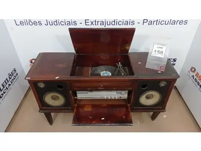 LOTE 156 - 01 VITROLA ANTIGA STÉREO FUNCIONAL, VINIL AMPLIFICADOR, CAIXAS EMBUTIDAS MARCA PHILIPS. (NO ESTADO) ATENÇÃO! FAZER A VISITAÇÃO ANTES DE ARREMATAR, NÃO SABEMOS SE FUNCIONA, LEILÃO NÃO TEM GARANTIA E NEM DEVOLUÇÃO, SUJEITO A POSSÍVEIS AVARIAS VISÍVEIS/OCULTAS E/OU AUSÊNCIA DE COMPONENTES.