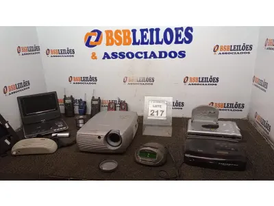 LOTE 217 - 01 DVD PORTÁTIL MARCA POWERPACK, 01 PROJETOR MULTIMIDIA MODELO SCREEN PLAY 4805 MARCA INFOCUS 05 RÁDIOS COMUNICADORES, 02 RELÓGIOS/RADIO, 02 CAIXINHAS DE SOM E 01 AMPLIFICADOR DE VOZ INCOMPLETO E 01 APARELHO DE DVD. (NO ESTADO) ATENÇÃO! FAZER A VISITAÇÃO ANTES DE ARREMATAR, NÃO SABEMOS SE FUNCIONA, LEILÃO NÃO TEM GARANTIA E NEM DEVOLUÇÃO, SUJEITO A POSSÍVEIS AVARIAS VISÍVEIS/OCULTAS E/OU AUSÊNCIA DE COMPONENTES