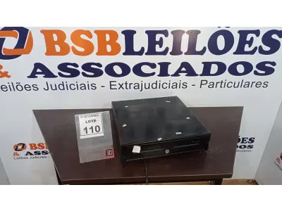 LOTE 110 - 01 GAVETA DE DINHEIRO. (NO ESTADO) ATENÇÃO! FAZER A VISITAÇÃO ANTES DE ARREMATAR, NÃO SABEMOS SE FUNCIONA, LEILÃO NÃO TEM GARANTIA E NEM DEVOLUÇÃO, SUJEITO A POSSÍVEIS AVARIAS VISÍVEIS/OCULTAS E/OU AUSÊNCIA DE COMPONENTES.