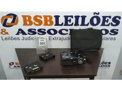 LOTE 302 - 01 PROJETOR MARCA BENQ, 02 MINIS PC MARCA INIT E 01 MALETA. (NO ESTADO) ATENÇÃO! FAZER A VISITAÇÃO ANTES DE ARREMATAR, NÃO SABEMOS SE FUNCIONA, LEILÃO NÃO TEM GARANTIA E NEM DEVOLUÇÃO, SUJEITO A POSSÍVEIS AVARIAS VISÍVEIS/OCULTAS E/OU AUSÊNCIA DE COMPONENTES.