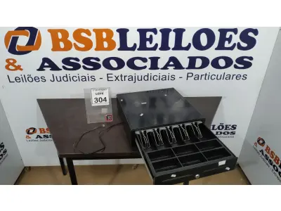 LOTE 304 - 01 GAVETA DE DINHEIRO. (NO ESTADO) ATENÇÃO! FAZER A VISITAÇÃO ANTES DE ARREMATAR, NÃO SABEMOS SE FUNCIONA, LEILÃO NÃO TEM GARANTIA E NEM DEVOLUÇÃO, SUJEITO A POSSÍVEIS AVARIAS VISÍVEIS/OCULTAS E/OU AUSÊNCIA DE COMPONENTES.