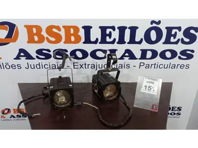 LOTE 151 - 02 REFLETORES DE PALCO. (NO ESTADO) ATENÇÃO! FAZER A VISITAÇÃO ANTES DE ARREMATAR, NÃO SABEMOS SE FUNCIONA, LEILÃO NÃO TEM GARANTIA E NEM DEVOLUÇÃO, SUJEITO A POSSÍVEIS AVARIAS VISÍVEIS/OCULTAS E/OU AUSÊNCIA DE COMPONENTES.