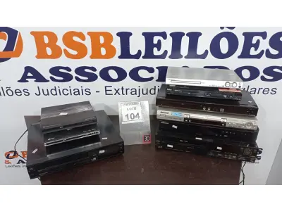 LOTE 104 - 07 APARELHOS DE DVD E 02 DE VÍDEO CASSETES. (NO ESTADO) ATENÇÃO! FAZER A VISITAÇÃO ANTES DE ARREMATAR, NÃO SABEMOS SE FUNCIONA, LEILÃO NÃO TEM GARANTIA E NEM DEVOLUÇÃO, SUJEITO A POSSÍVEIS AVARIAS VISÍVEIS/OCULTAS E/OU AUSÊNCIA DE COMPONENTES.