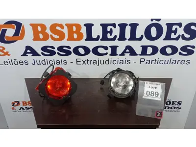 LOTE 089 - 02 REFLETORES DE PALCO. (NO ESTADO) ATENÇÃO! FAZER A VISITAÇÃO ANTES DE ARREMATAR, NÃO SABEMOS SE FUNCIONA, LEILÃO NÃO TEM GARANTIA E NEM DEVOLUÇÃO, SUJEITO A POSSÍVEIS AVARIAS VISÍVEIS/OCULTAS E/OU AUSÊNCIA DE COMPONENTES.