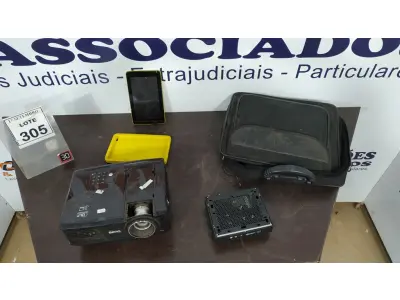 LOTE 305 - 01 PROJETOR MARCA BENQ, 01 MINI PC E 01 TABLET MARCA CCE. (NO ESTADO) ATENÇÃO! FAZER A VISITAÇÃO ANTES DE ARREMATAR, NÃO SABEMOS SE FUNCIONA, LEILÃO NÃO TEM GARANTIA E NEM DEVOLUÇÃO, SUJEITO A POSSÍVEIS AVARIAS VISÍVEIS/OCULTAS E/OU AUSÊNCIA DE COMPONENTES.