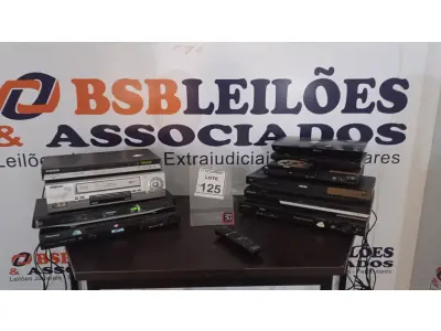 LOTE 125 - 06 APARELHOS DE DVD, 03 BLU RAY E 01 VÍDEO CASSETE DE MARCAS E MODELOS DIVERSOS. (NO ESTADO) ATENÇÃO! FAZER A VISITAÇÃO ANTES DE ARREMATAR, NÃO SABEMOS SE FUNCIONA, LEILÃO NÃO TEM GARANTIA E NEM DEVOLUÇÃO, SUJEITO A POSSÍVEIS AVARIAS VISÍVEIS/OCULTAS E/OU AUSÊNCIA DE COMPONENTES.