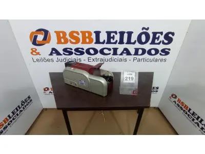 LOTE 219 - 01 IMPRESSORA DE CRACHÁ. (NO ESTADO) ATENÇÃO! FAZER A VISITAÇÃO ANTES DE ARREMATAR, NÃO SABEMOS SE FUNCIONA, LEILÃO NÃO TEM GARANTIA E NEM DEVOLUÇÃO, SUJEITO A POSSÍVEIS AVARIAS VISÍVEIS/OCULTAS E/OU AUSÊNCIA DE COMPONENTES.