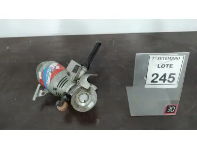 LOTE 245 - 01 MÁQUINA DE CORTAR TECIDO. (NO ESTADO) ATENÇÃO! FAZER A VISITAÇÃO ANTES DE ARREMATAR, NÃO SABEMOS SE FUNCIONA, LEILÃO NÃO TEM GARANTIA E NEM DEVOLUÇÃO, SUJEITO A POSSÍVEIS AVARIAS VISÍVEIS/OCULTAS E/OU AUSÊNCIA DE COMPONENTES.
