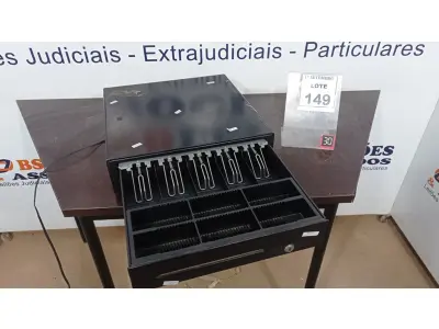 LOTE 149 - 01 GAVETA DE DINHEIRO. (NO ESTADO) ATENÇÃO! FAZER A VISITAÇÃO ANTES DE ARREMATAR, NÃO SABEMOS SE FUNCIONA, LEILÃO NÃO TEM GARANTIA E NEM DEVOLUÇÃO, SUJEITO A POSSÍVEIS AVARIAS VISÍVEIS/OCULTAS E/OU AUSÊNCIA DE COMPONENTES.