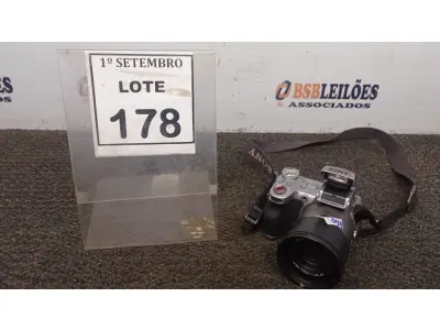 LOTE 178 - 01 CÂMERA DIGITAL SONY. (NO ESTADO) ATENÇÃO! FAZER A VISITAÇÃO ANTES DE ARREMATAR, NÃO SABEMOS SE FUNCIONA, LEILÃO NÃO TEM GARANTIA E NEM DEVOLUÇÃO, SUJEITO A POSSÍVEIS AVARIAS VISÍVEIS/OCULTAS E/OU AUSÊNCIA DE COMPONENTES