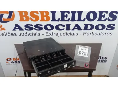 LOTE 075 - 01 GAVETA DE DINHEIRO. (NO ESTADO) ATENÇÃO! FAZER A VISITAÇÃO ANTES DE ARREMATAR, NÃO SABEMOS SE FUNCIONA, LEILÃO NÃO TEM GARANTIA E NEM DEVOLUÇÃO, SUJEITO A POSSÍVEIS AVARIAS VISÍVEIS/OCULTAS E/OU AUSÊNCIA DE COMPONENTES.