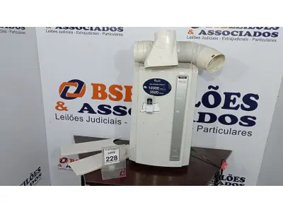 LOTE 228 - 01 AR CONDICIONADO PORTÁTIL COM CONTROLE 12.000 BTUS/H 3520 WATT MARCA PINGUINO. (NO ESTADO) ATENÇÃO! FAZER A VISITAÇÃO ANTES DE ARREMATAR, NÃO SABEMOS SE FUNCIONA, LEILÃO NÃO TEM GARANTIA E NEM DEVOLUÇÃO, SUJEITO A POSSÍVEIS AVARIAS VISÍVEIS/OCULTAS E/OU AUSÊNCIA DE COMPONENTES